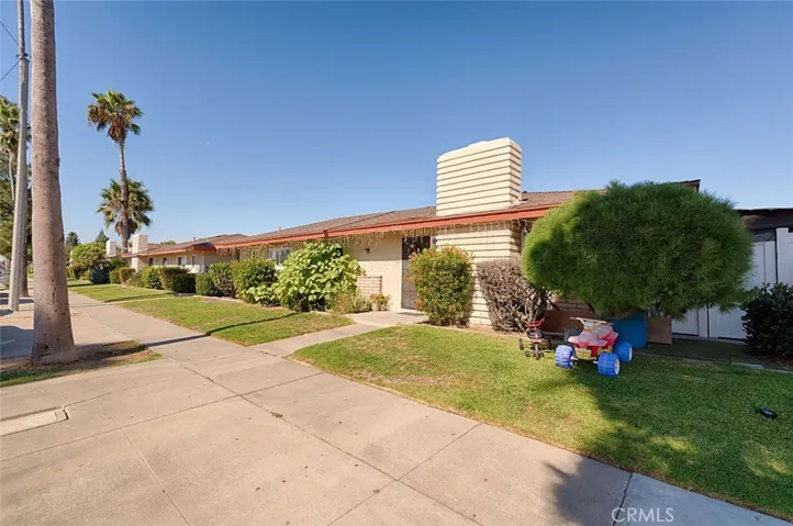 2121 E Almont Ave front