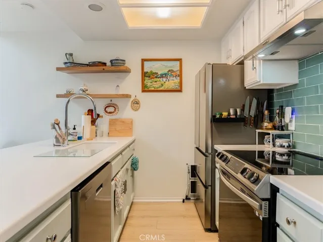 Photo showing kitchen from side.