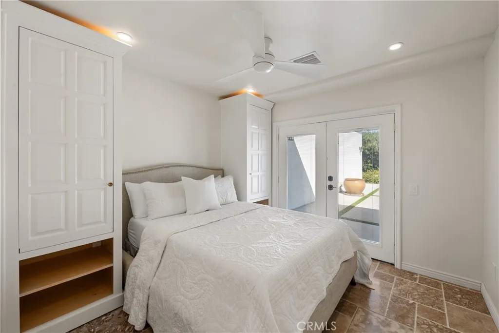 Secondary bedroom with view of the courtyard