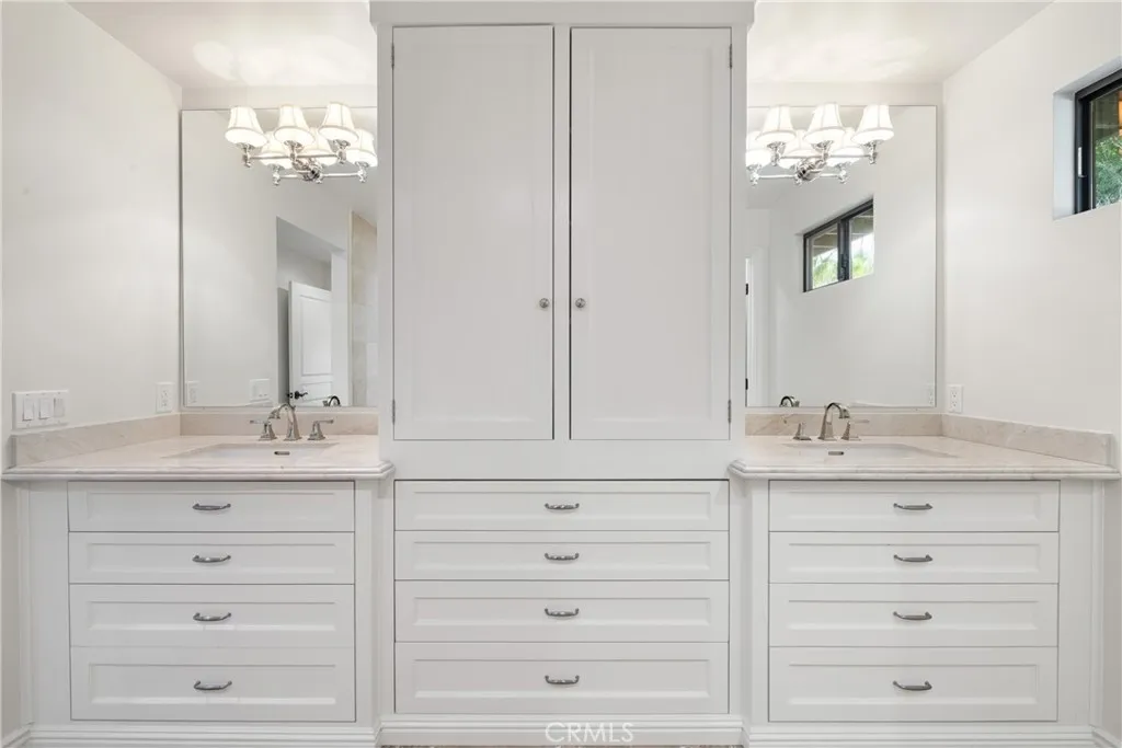Double sink in primary bathroom