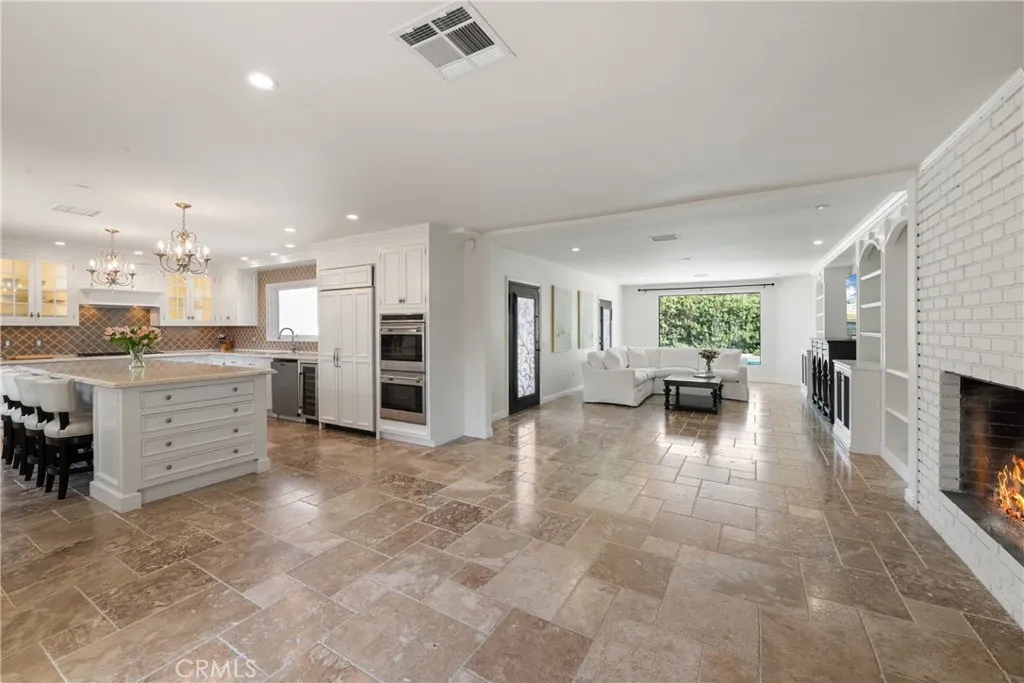 Open concept kitchen and livingroom