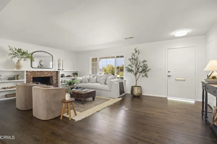 7-web-or-mls-Upmarketmedia_4486Woo-30