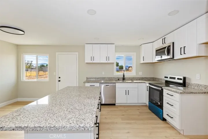 22161 Kayenta Road, Apple Valley, California 92308