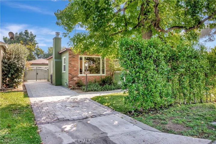 Private Front Yard From The Street