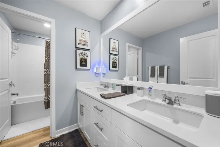 Upstairs hallway bath w/ dual sinks