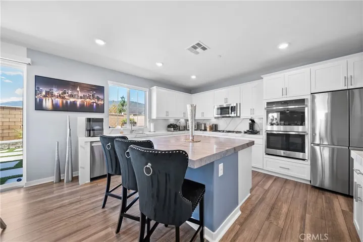 Kitchen w/ center island