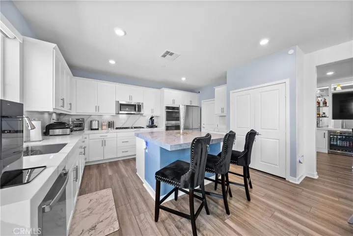 Kitchen w/ center island