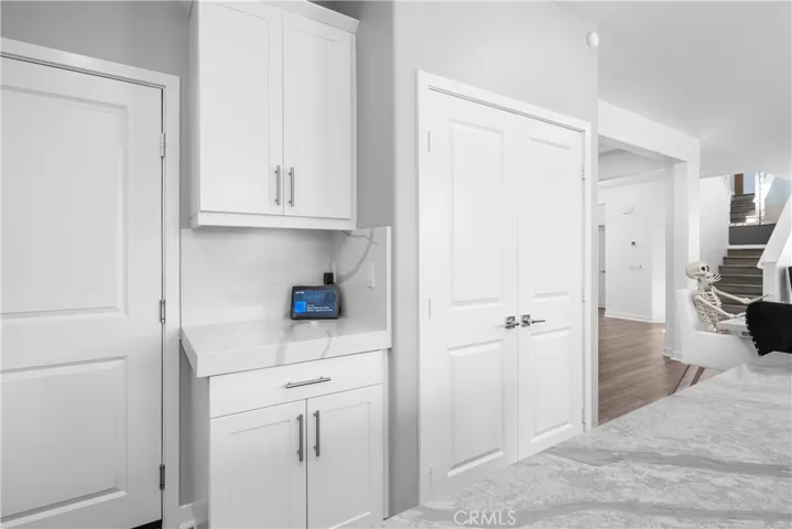 Kitchen w/ high quality cabinets & hardward