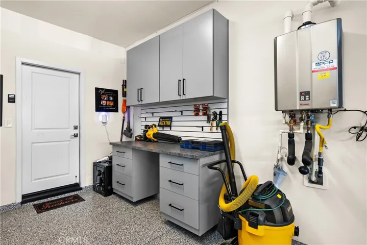 Garage w/ built-ins