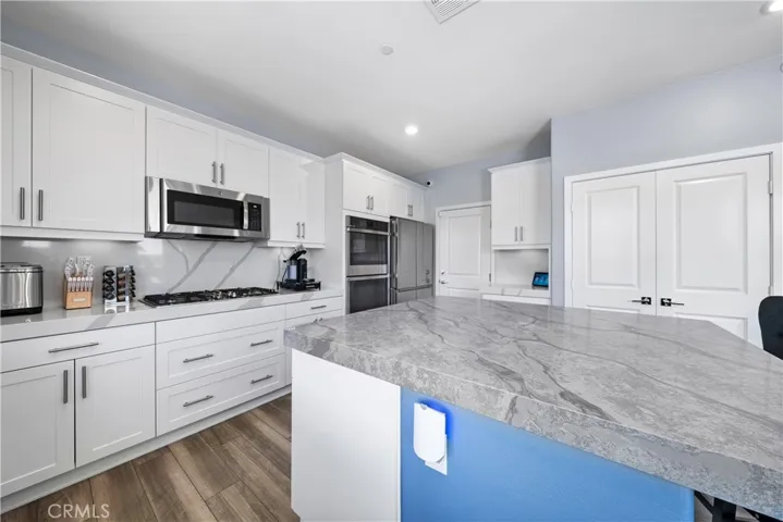 Kitchen w/ center island