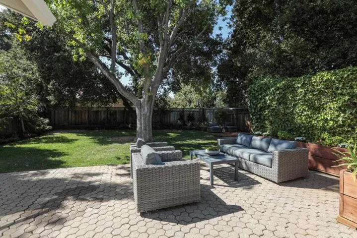 284 Langton Avenue, Los Altos, California 94022
