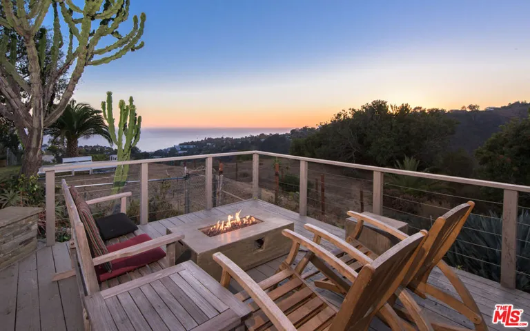 843 Enchanted Way, Pacific Palisades, California 90272