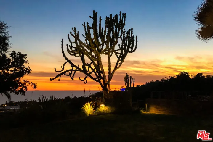 843 Enchanted Way, Pacific Palisades, California 90272