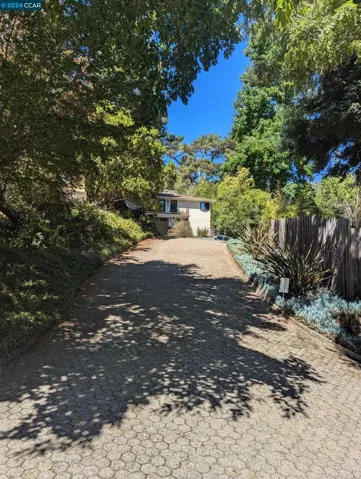 7460 Woodrow Dr, Oakland, California 94611