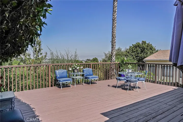 Oversized (approx. 450 sf) rear deck
