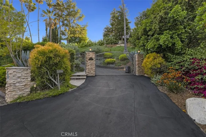 4735 Viviana Drive, Tarzana, California 91356