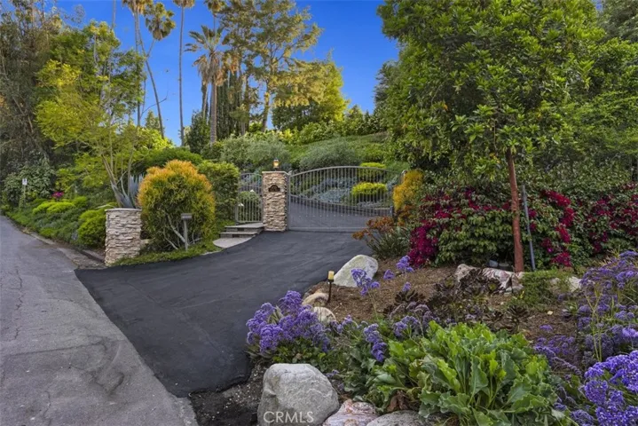 4735 Viviana Drive, Tarzana, California 91356