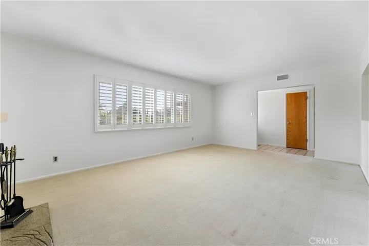 Living room/Entryway