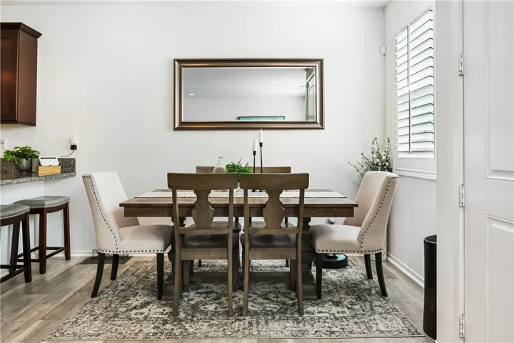 Dinning area is perfect for gathering & family meals.
