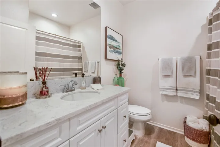Upstairs hall bathroom with tub & shower combo, and beautiful Formica countertops.