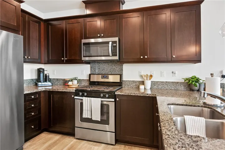 Kitchen has ample storage & counter space, as well as a good size pantry.