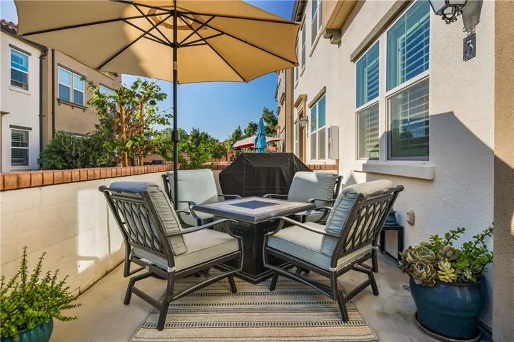 Relax on the patio, barbeque with friend, enjoy your life!