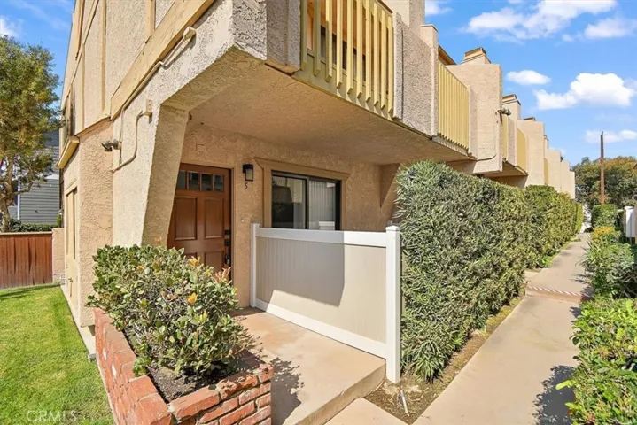 Welcome to #5 - End Unit for 2610 Ruhland Ave