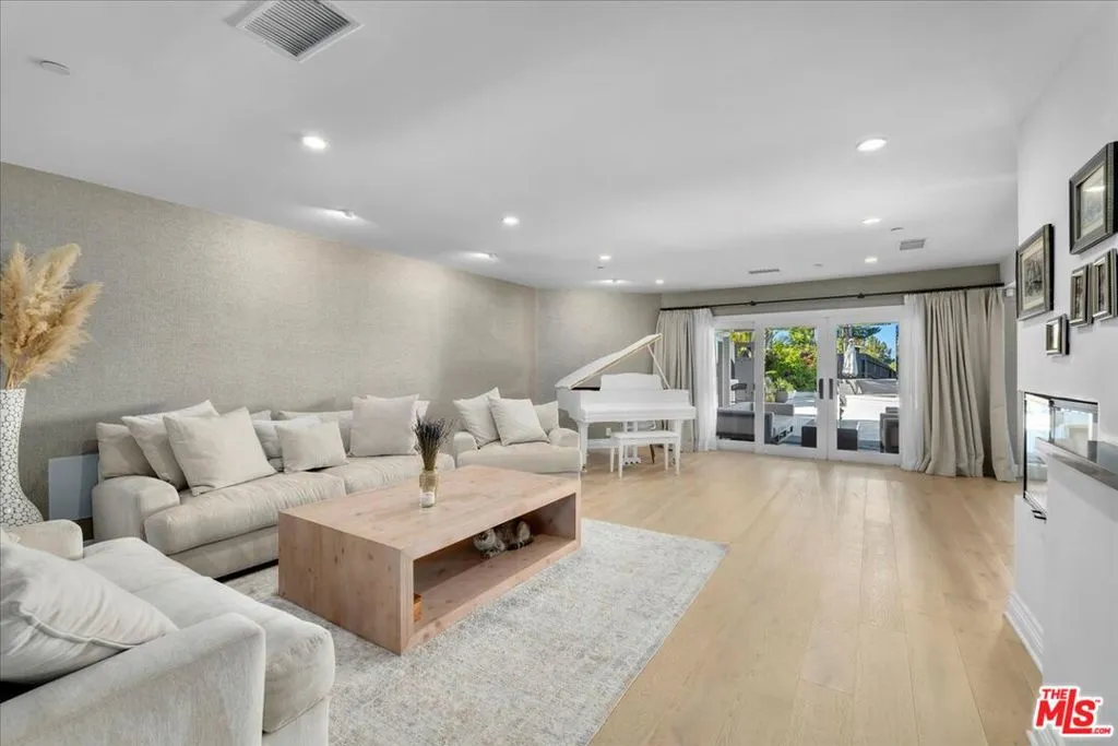 3819 Sherview Drive, Sherman Oaks, California 91403 home-pic-11