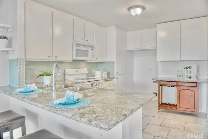 Light and bright kitchen with bar