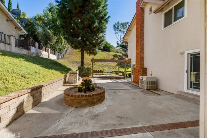 GIANT SPACE BETWEEN YARDS FOR ULTIMATE PRIVACY!