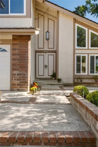 LOTS OF WINDOW SPACE FOR AN OPEN SUNNY HAPPY HOME
