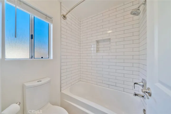 Primary Bath w/ Soaking Tub and Shower