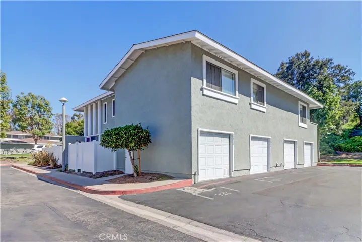 Showing one car garage with side pedestrian door.