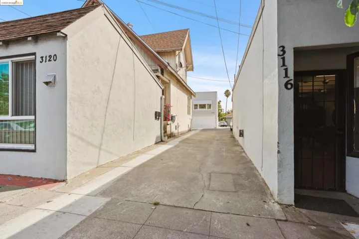 Drive up this driveway, to find 3118A.