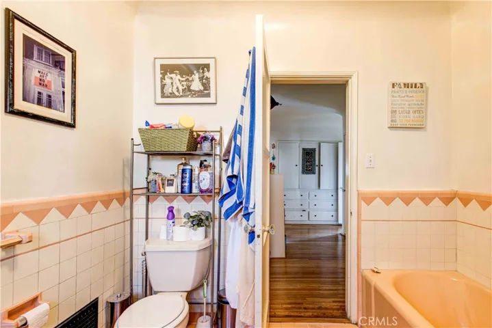 Unit 812 Bathroom