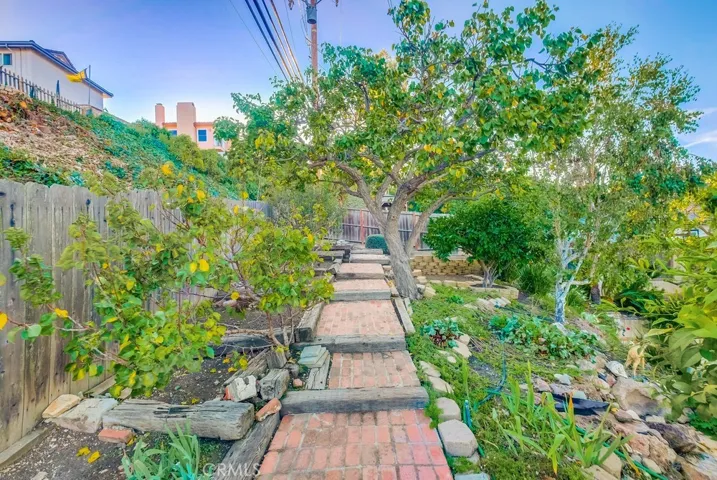 2038 Santa Rena Drive, Rancho Palos Verdes, California 90275