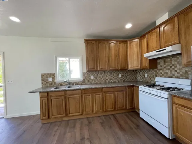 1396 E 27th St, Oakland, California 94606