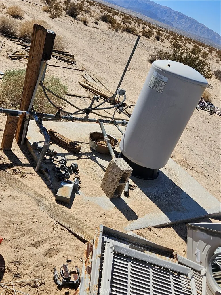 5451 Kuhns Rd, 29 Palms, California 92277 home-pic-11