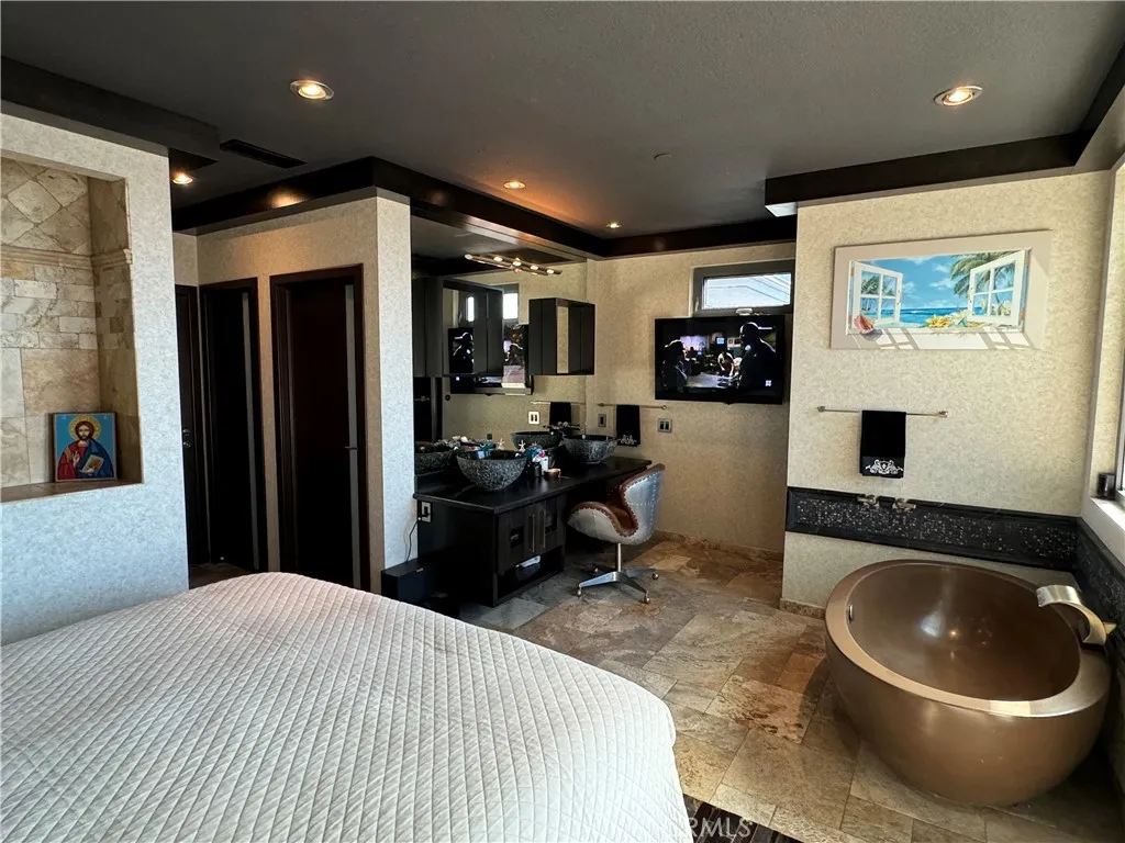 1083 Tia Juana Street, Laguna Beach, California 92651 home-pic-8