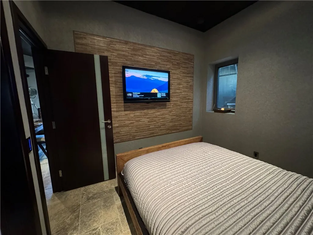 1083 Tia Juana Street, Laguna Beach, California 92651 home-pic-12