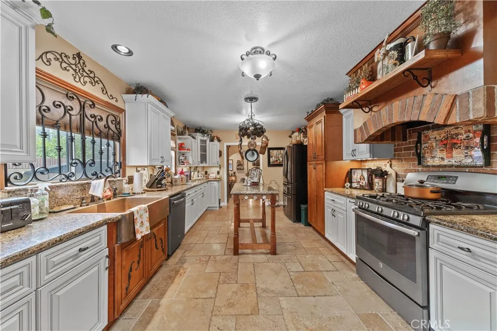 208 E 3rd Street, San Dimas, California 91773 home-pic-1