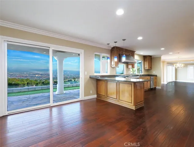 Casual Dining and Family Room