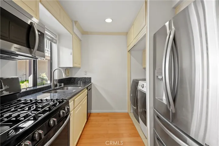 15207 Magnolia Boulevard 129, Sherman Oaks, California 91403