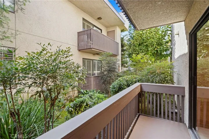 15207 Magnolia Boulevard 129, Sherman Oaks, California 91403