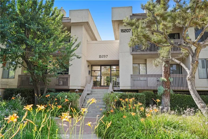 15207 Magnolia Boulevard 129, Sherman Oaks, California 91403