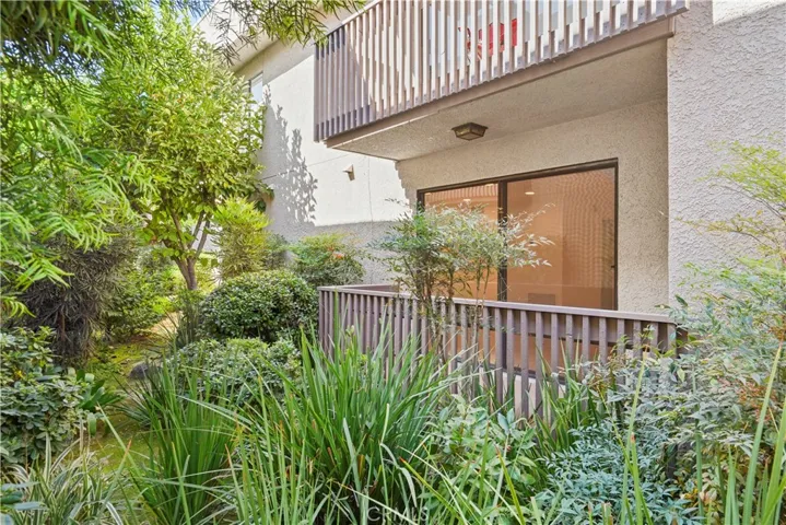 15207 Magnolia Boulevard 129, Sherman Oaks, California 91403