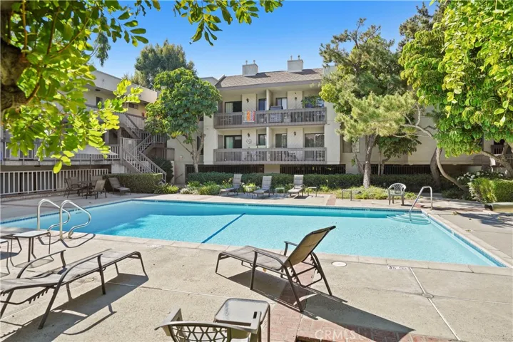 15207 Magnolia Boulevard 129, Sherman Oaks, California 91403