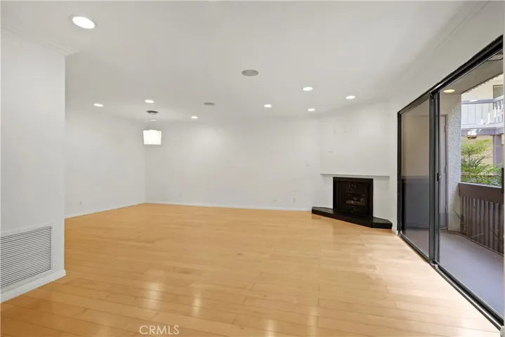 15207 Magnolia Boulevard 129, Sherman Oaks, California 91403