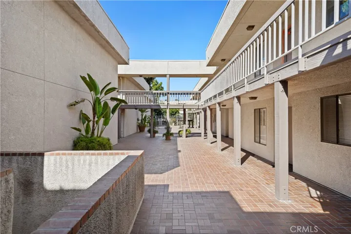 15207 Magnolia Boulevard 129, Sherman Oaks, California 91403