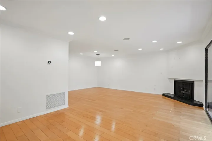 15207 Magnolia Boulevard 129, Sherman Oaks, California 91403